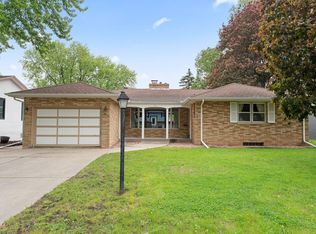 26 W Sandra Lee Dr, Saint Paul, MN 55119