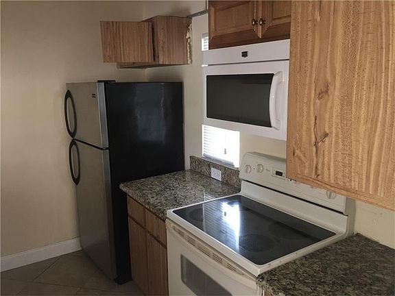 3rd image of 9953 Twin Lakes Dr