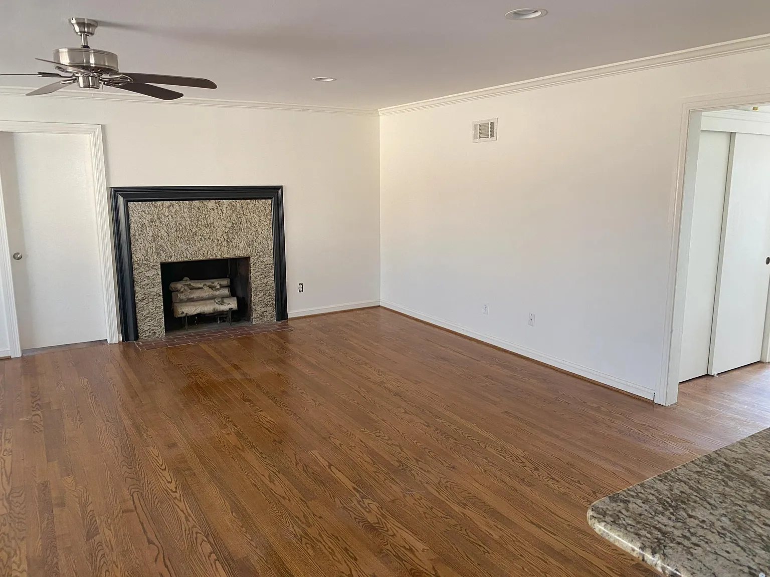 3 bed, 2.5 bath, 2392 sqft, $2,700 — Photo 4