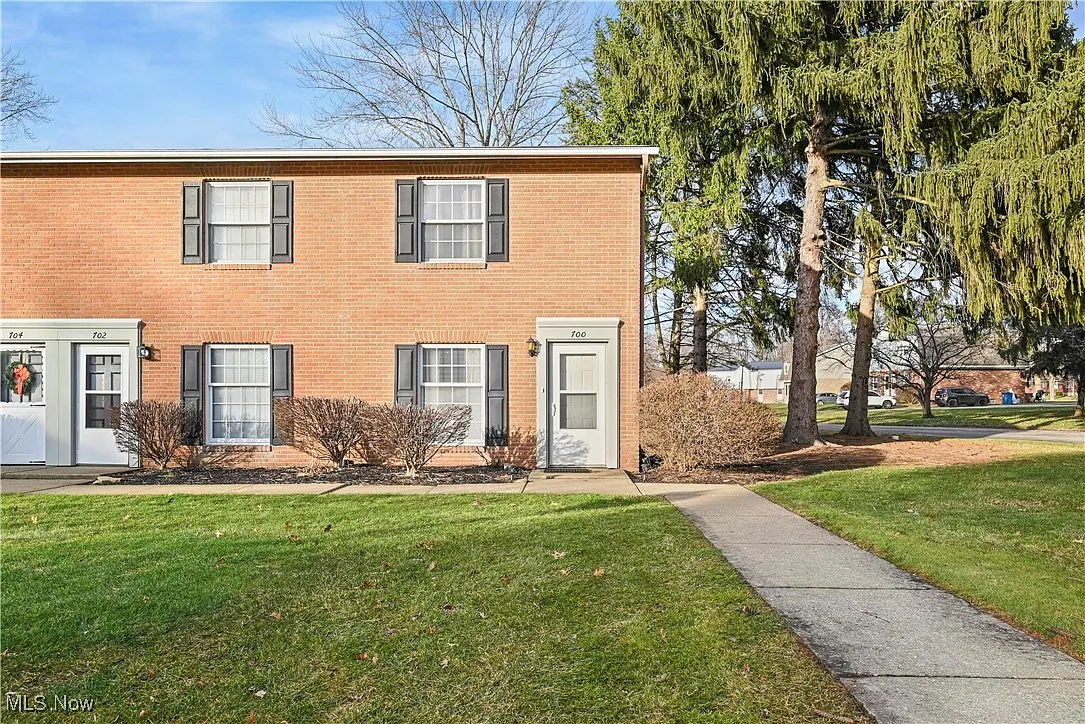 700 Lakeview Dr photo 1