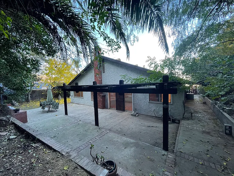 1868 W Phillips Dr — Photo 16