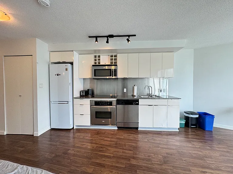 233 Robson St #2108 — Photo 6