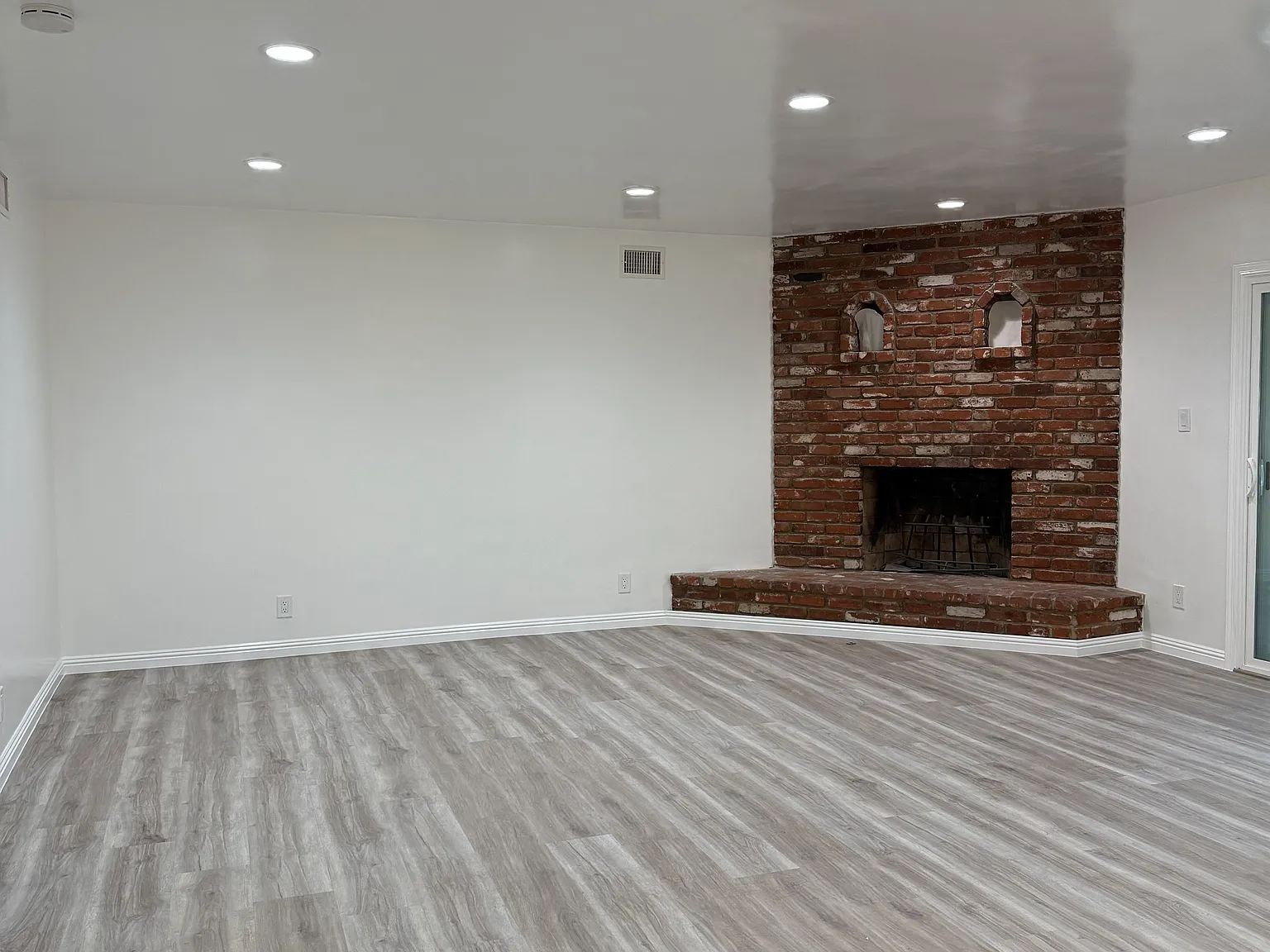 3 bed, 1628 sqft, $4,295 — Photo 2