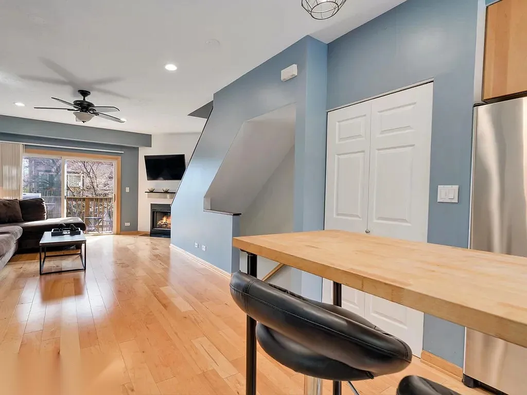 1540 N Greenview Ave — Photo 2