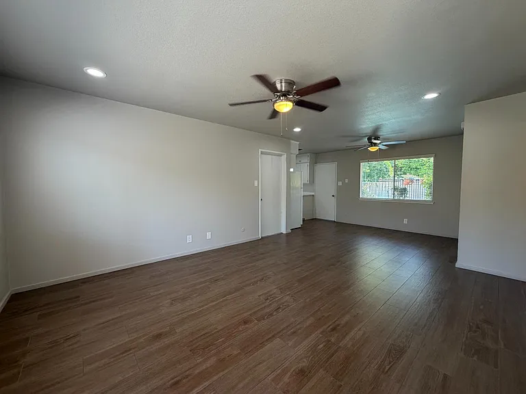 1538 E Austin Way — Photo 4