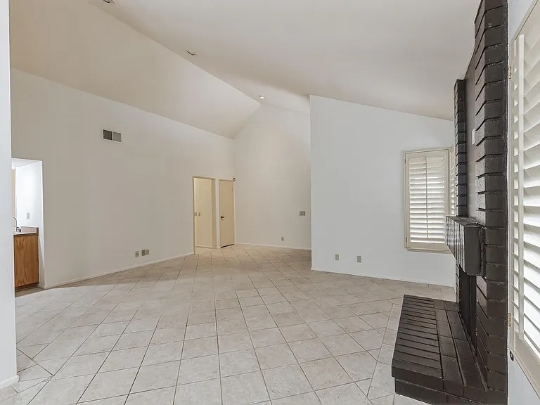 24321 Peacock St — Photo 9