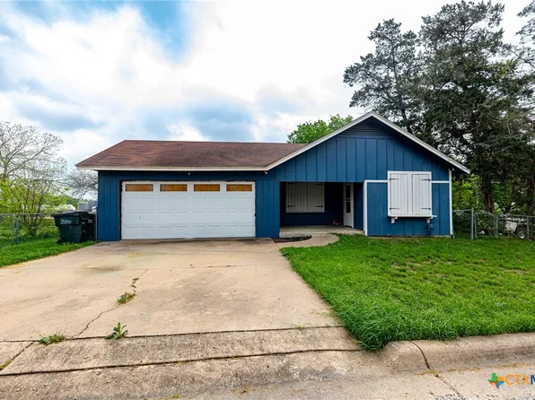1515 Moulton St, Shiner, TX 77984
