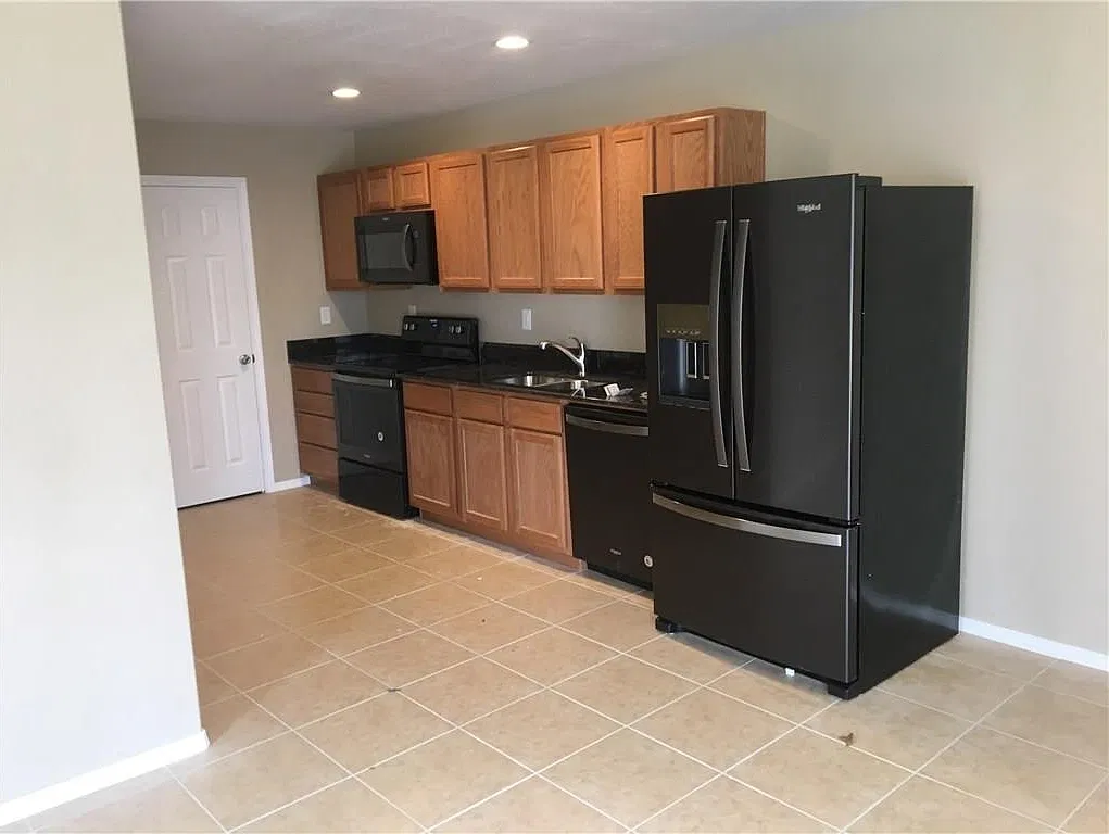 910 B Crutcher — Photo 3