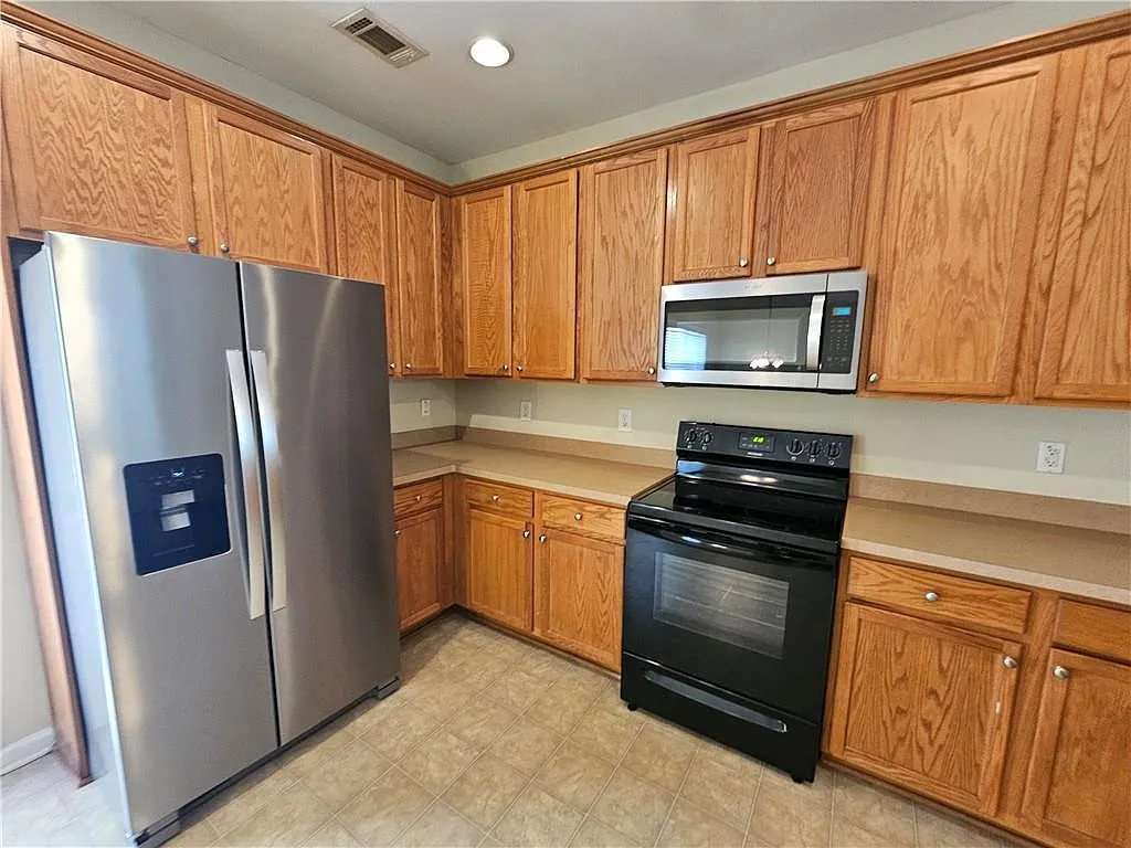 3 bed, 2.5 bath, 1444 sqft, $1,900 — Photo 3