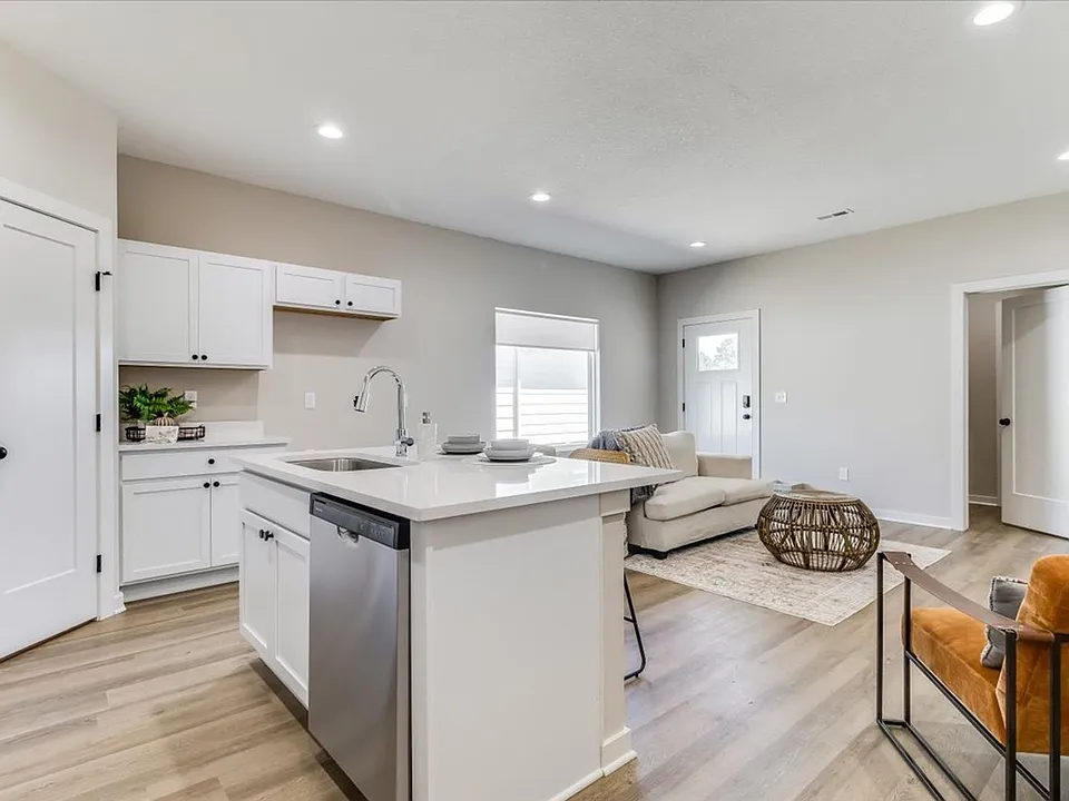 2337 W Macarthur Rd