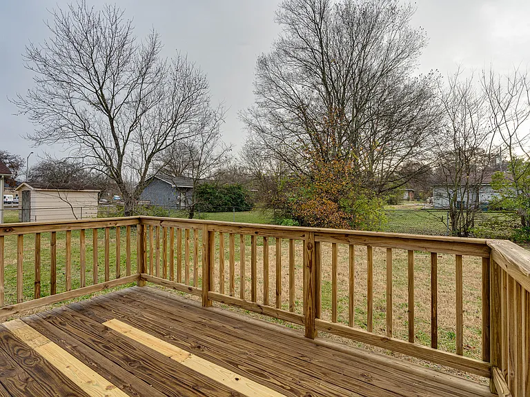 906 Hawthorne Ct — Photo 7
