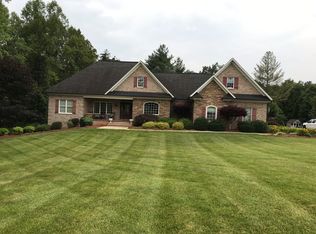 202 Stonecroft Rd, Mount Airy, NC 27030