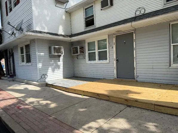 118 E Canal St #3, Utica, IL 61373