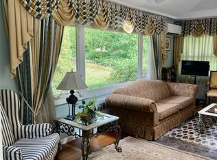 55 Ridge Dr E, Roslyn, NY 11576