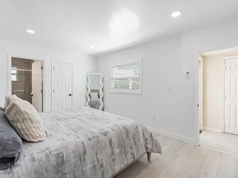 543 NE 3rd Ave — Photo 14
