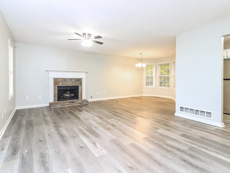 732 Newport Dr — Photo 7