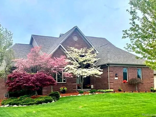 25280 S Pleasant Creek Dr, Flat Rock, MI 48134