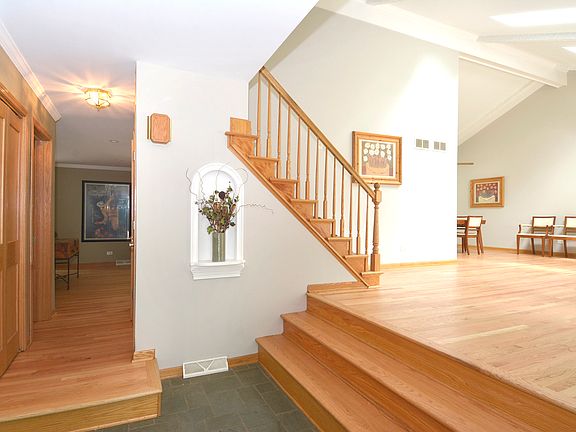 3rd image of 2102 Linden Ln