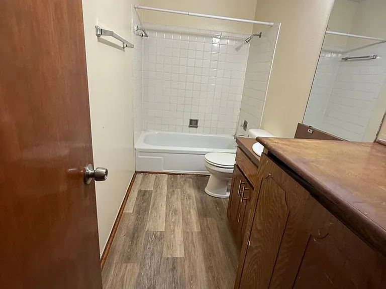 Fox Valley Apartments — Photo 20