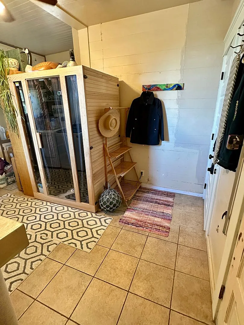 Furnished 2 bedroom Craftsman Apartment — Photo 2