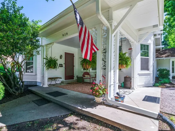 919 W Congress St, Denton, TX 76201