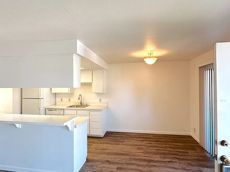 Cameo Village Apartments — Photo 26