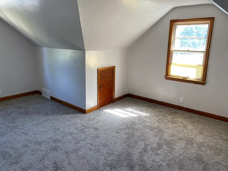 Well-maintained upper unit located in a quiet Wausau neighborhood close to shopping, restaurants, schools, parks, and everyday amenities.
