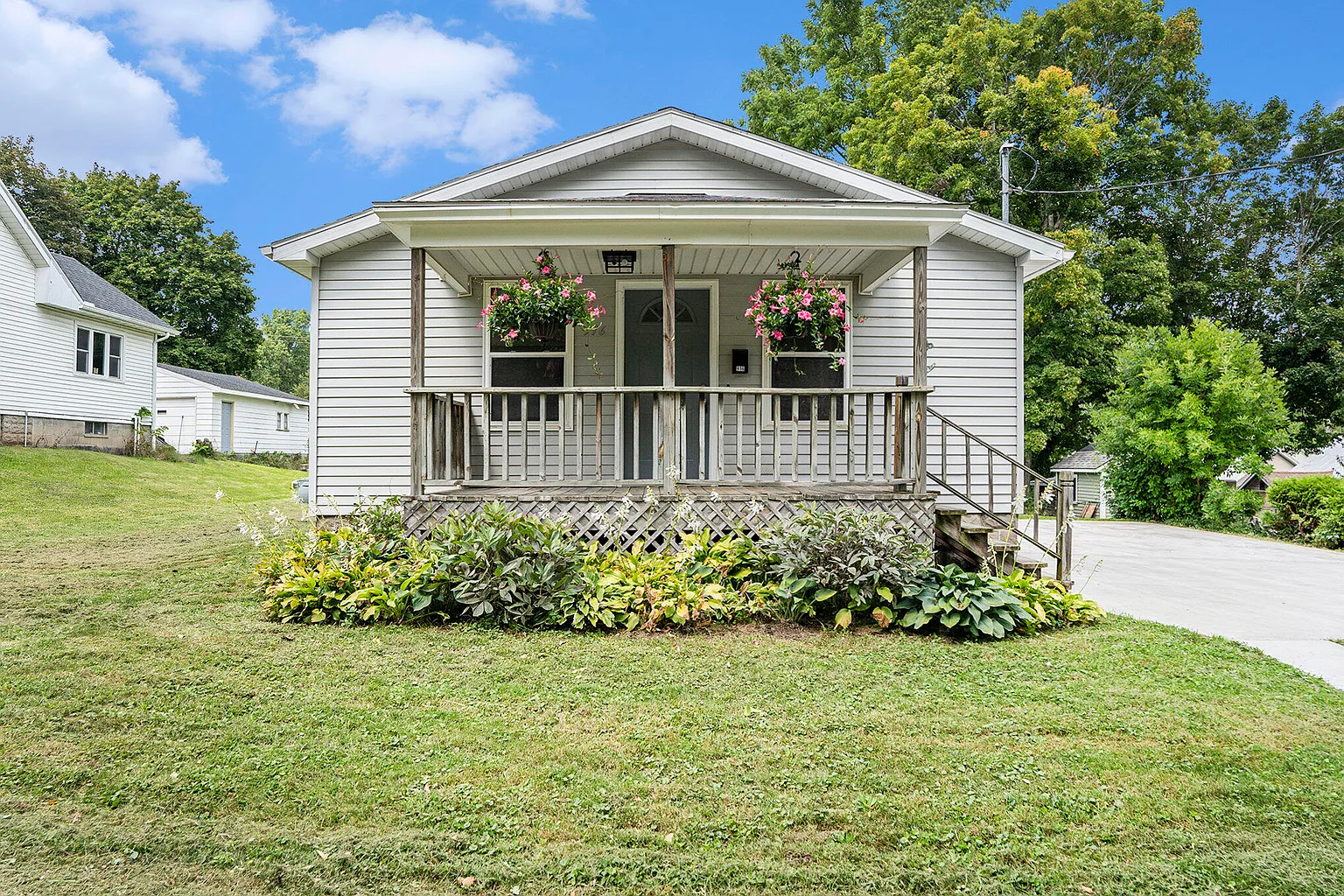 916 Yeomans St photo 1