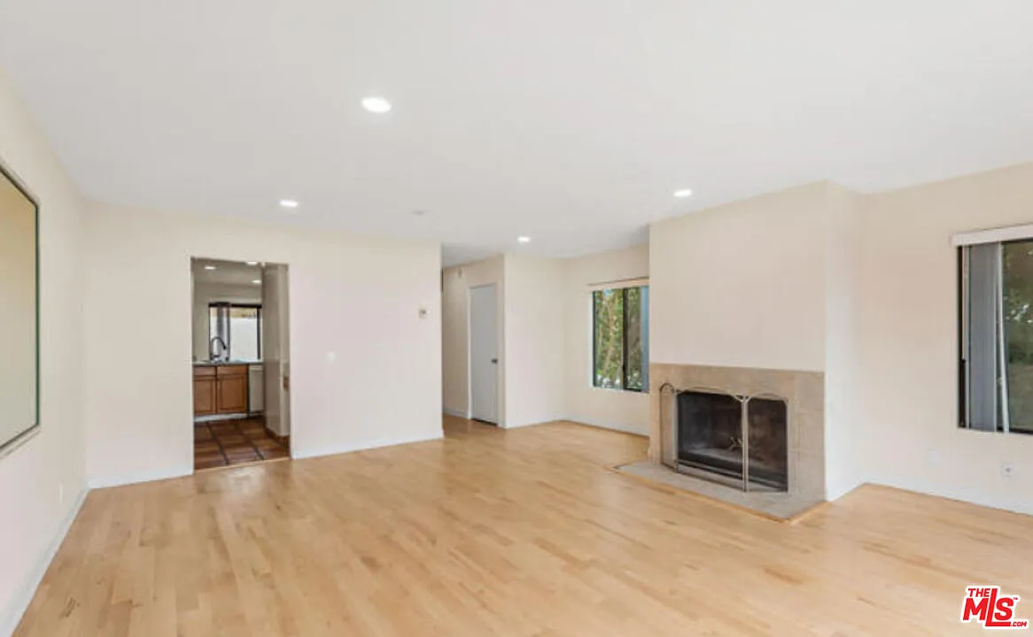 2 bed, 1320 sqft, $6,950 — Photo 4