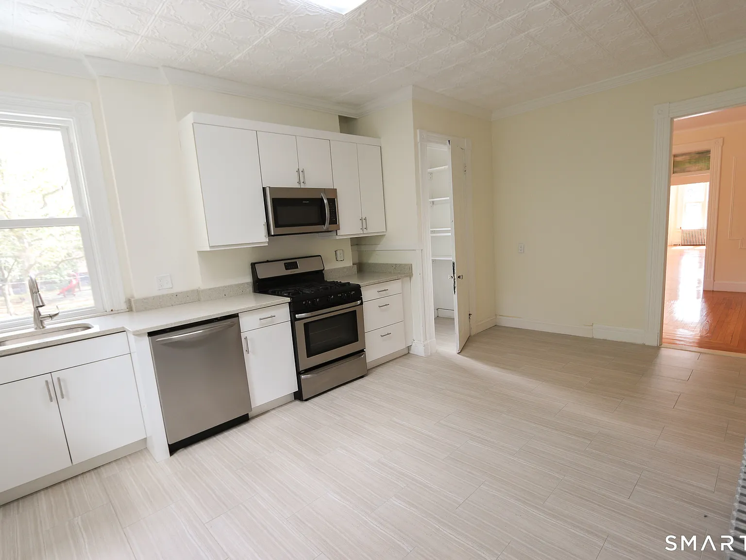 3 bed, 1.0 bath, 1500 sqft, $2,600 — Photo 3