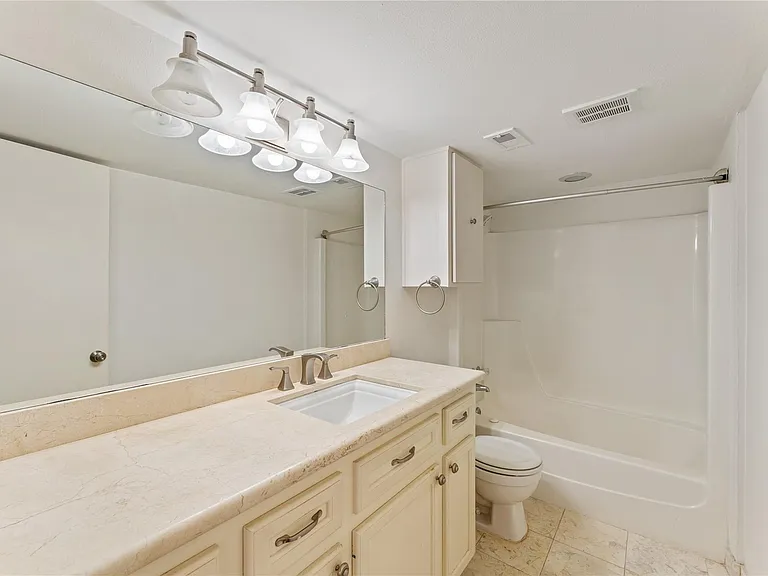 359 N Post Oak Ln #127 — Photo 17