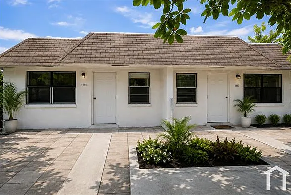 3 bed, 1240 sqft, $2,300 — Photo 2