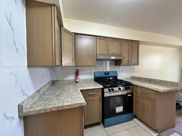 304 Green Hollow Dr, Iselin, NJ 08830