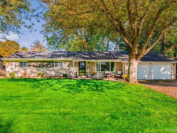 28731 Elbamar Dr, Grosse Ile, MI 48138