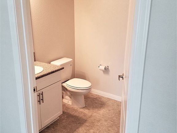 4th image of 882 Lawrence Dr