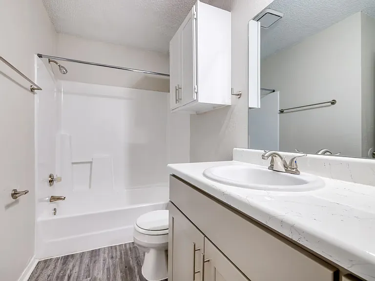 Hickory Grove Apartments — Photo 38