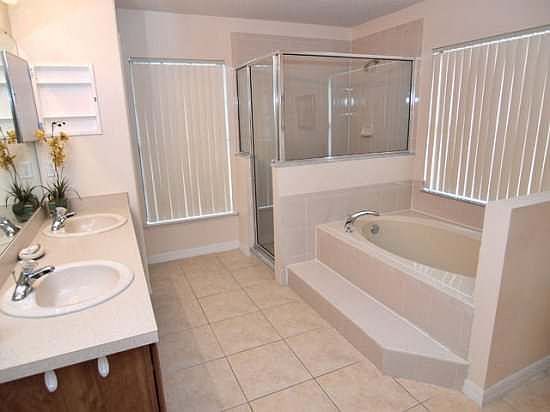 LP5P217WC-bathroom-ensuite