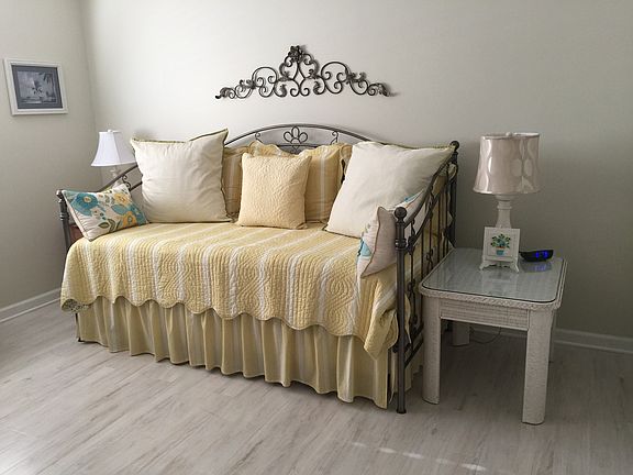 Guest bedroom trundle bed