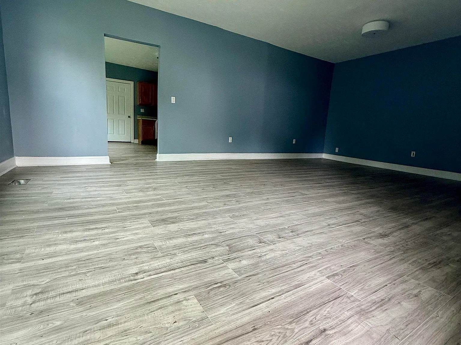 5 bed, 2.0 bath, 2204 sqft, $1,800 — Photo 2
