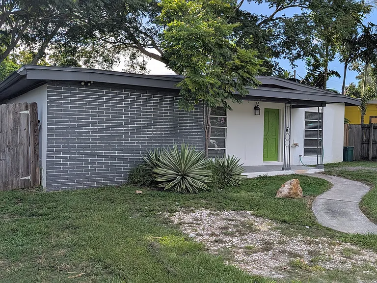 2132 Riviera Dr — Photo 2