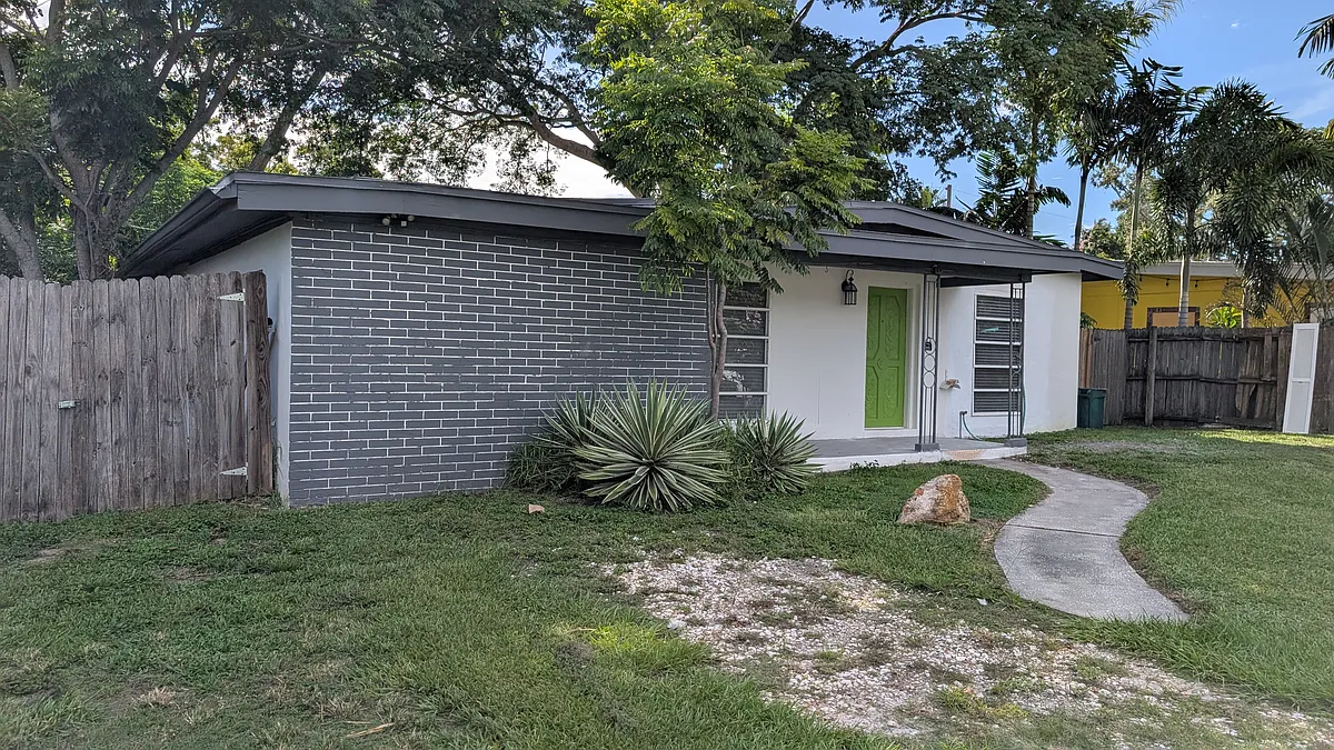 Building Photo - 2132 Riviera Dr