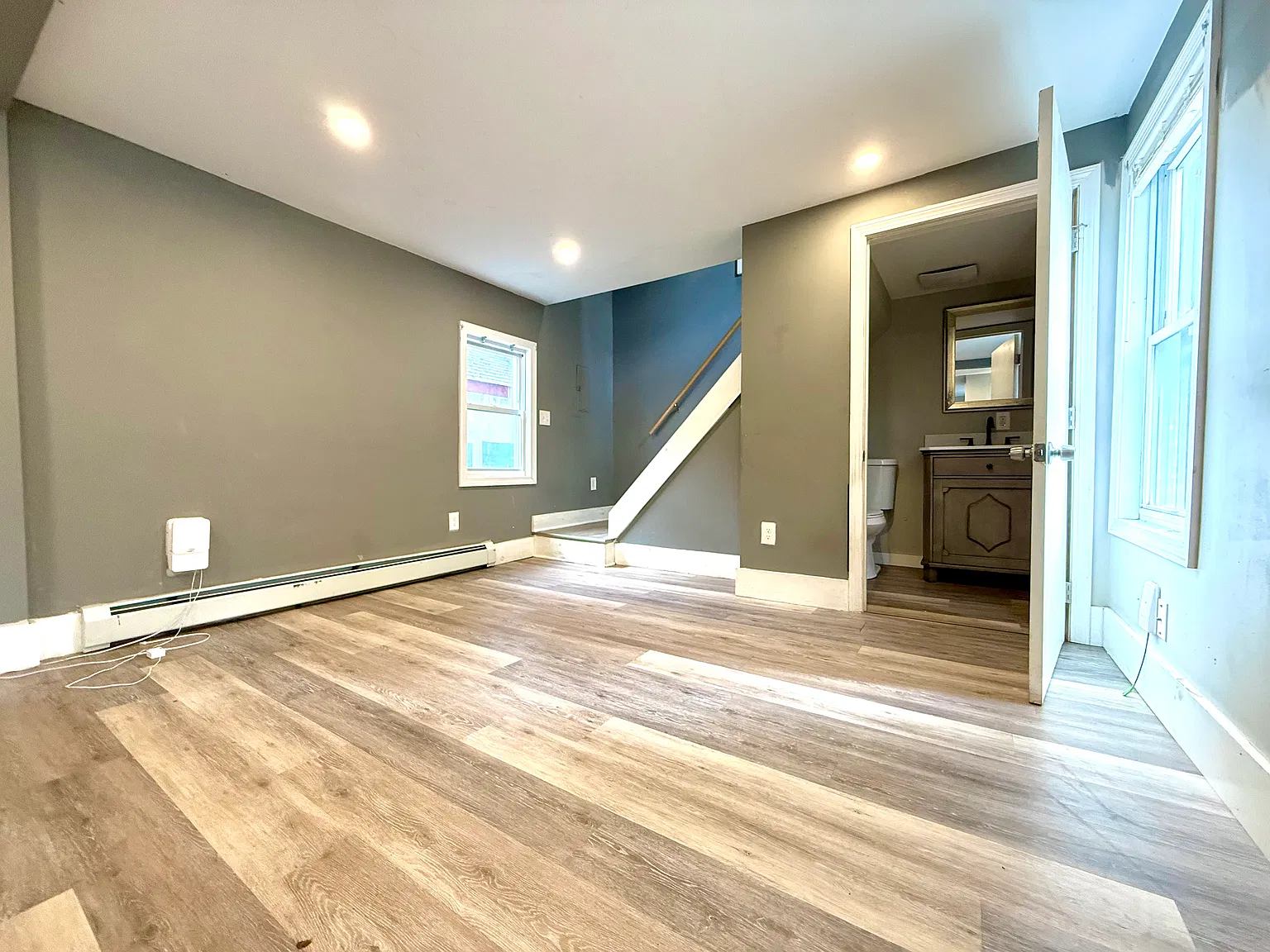 3 bed, 1.5 bath, 893 sqft, $1,600 — Photo 1