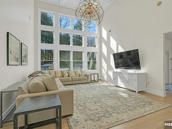 4th image of 533 W Saddle River Rd