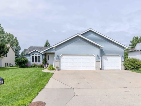 3911 7th St S, Moorhead, MN 56560