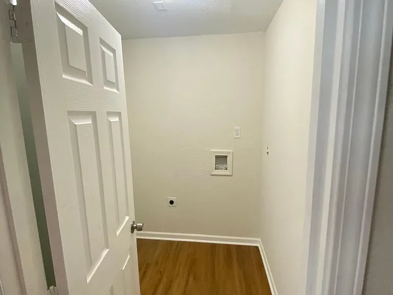 220 Laurel St — Photo 9