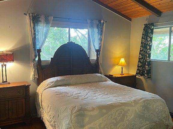 Main bedroom. New fan, new wall A/C. No Noise. On suite bathroom just down short hall.