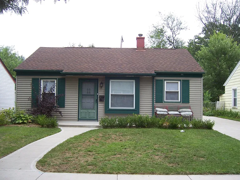 578 Kensington Ave — Photo 1