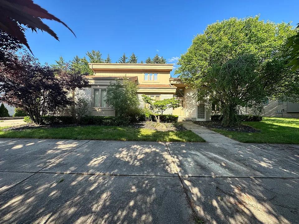 6739 Arlington Dr