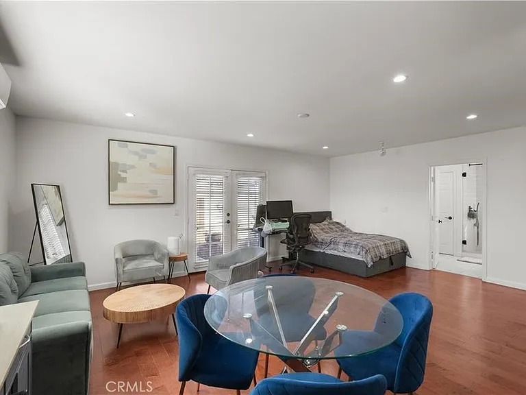 21016 Lull St — Photo 2