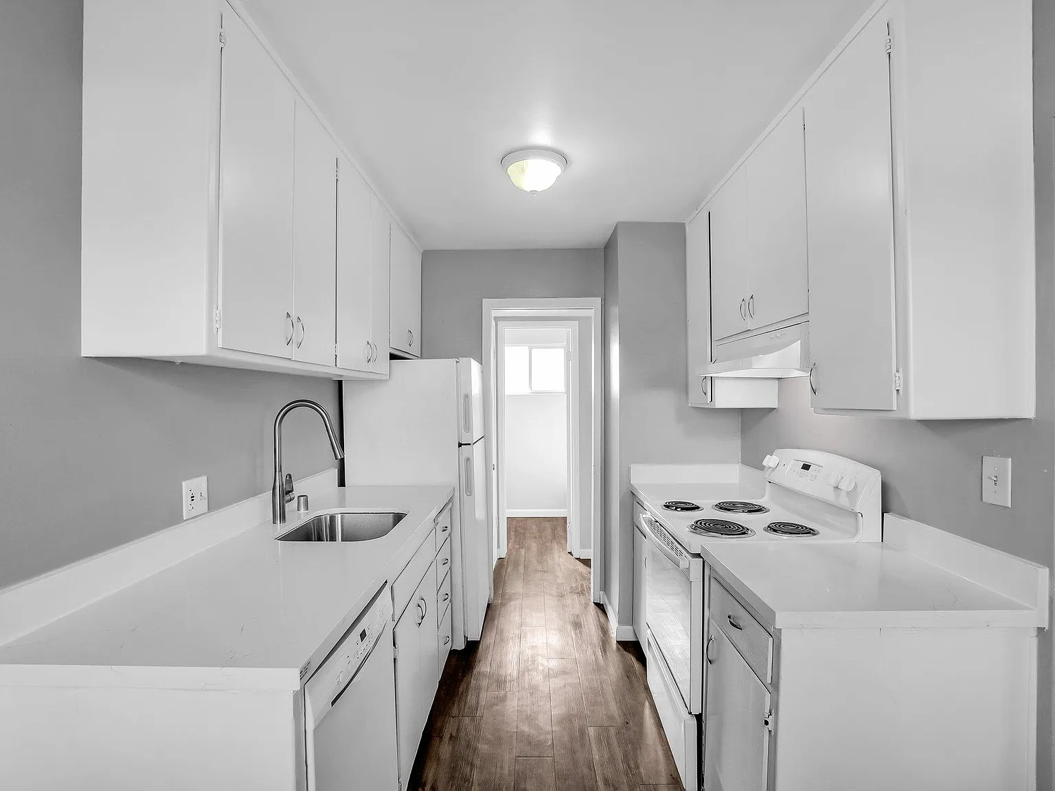 Ethan Apartments — Photo 1